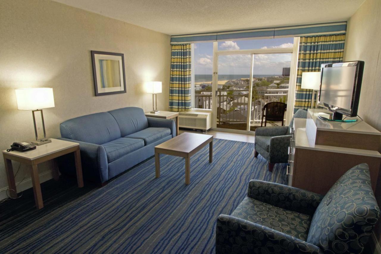 Coastal One-Bedroom Queen Suite Two Queen Beds Non-Smoking