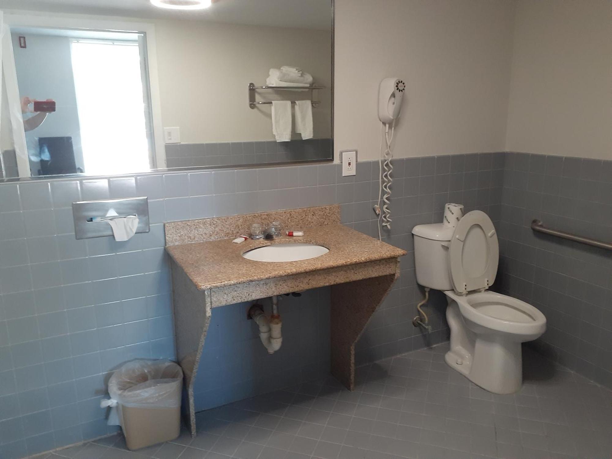 Queen Room - Disability Access - Non-Smoking