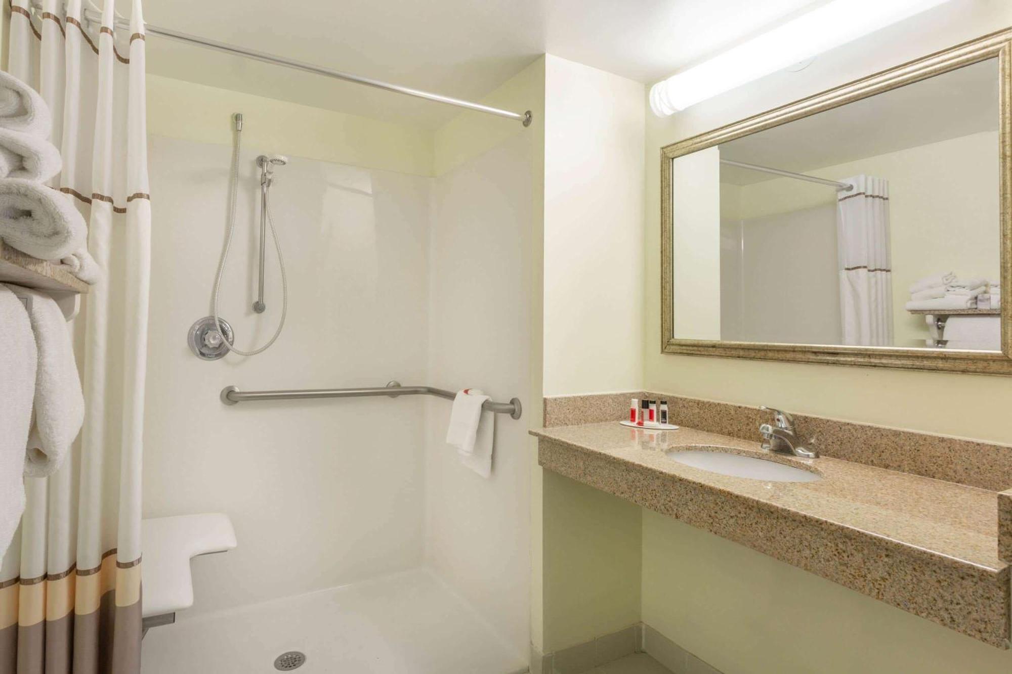 Double Room Oceanfront View Mobility Accessible Tub Grab Bars or Non-Smoking