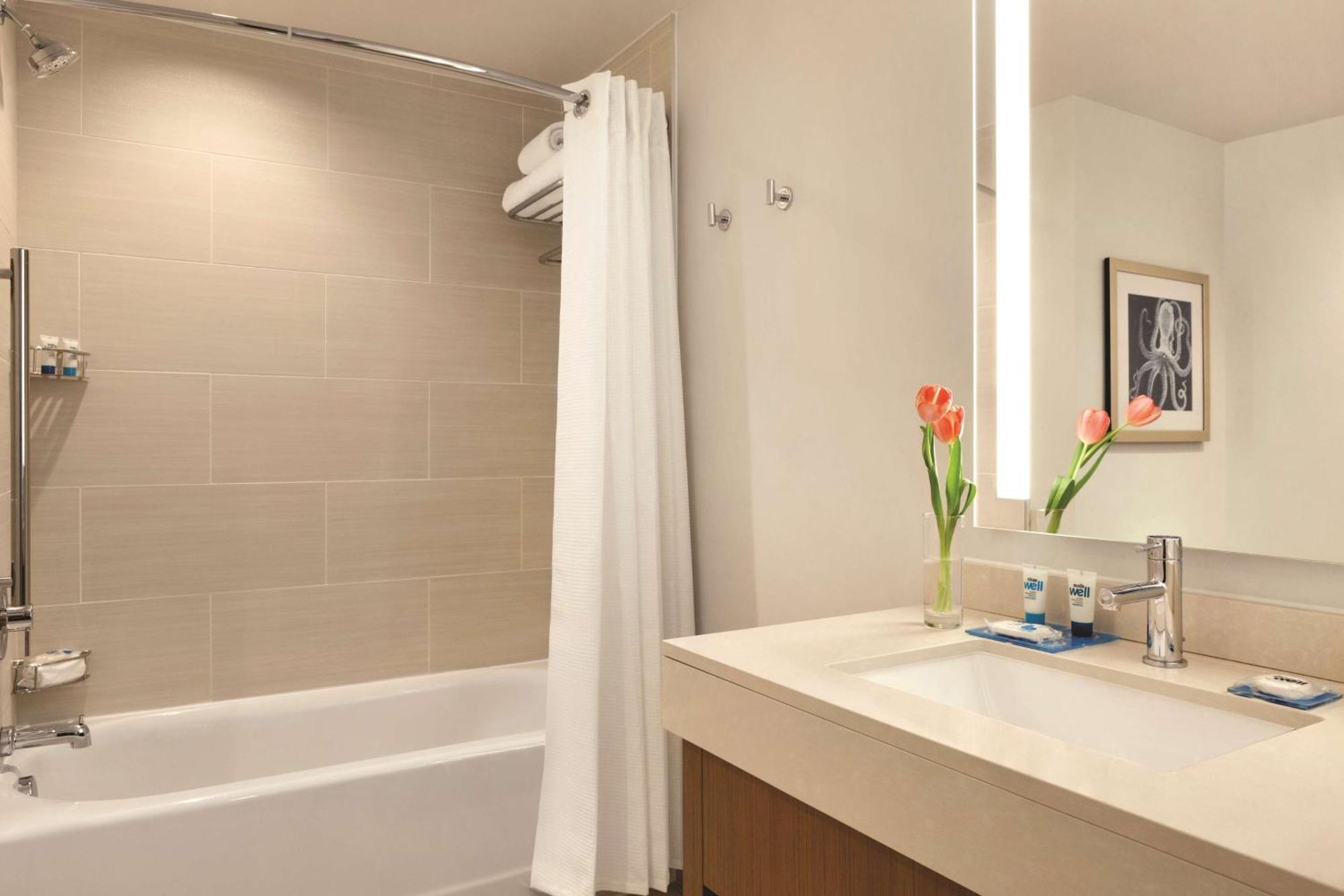 One-Bedroom Oceanfront Suite Two Queen Beds High Floor,1670758768:JPEG