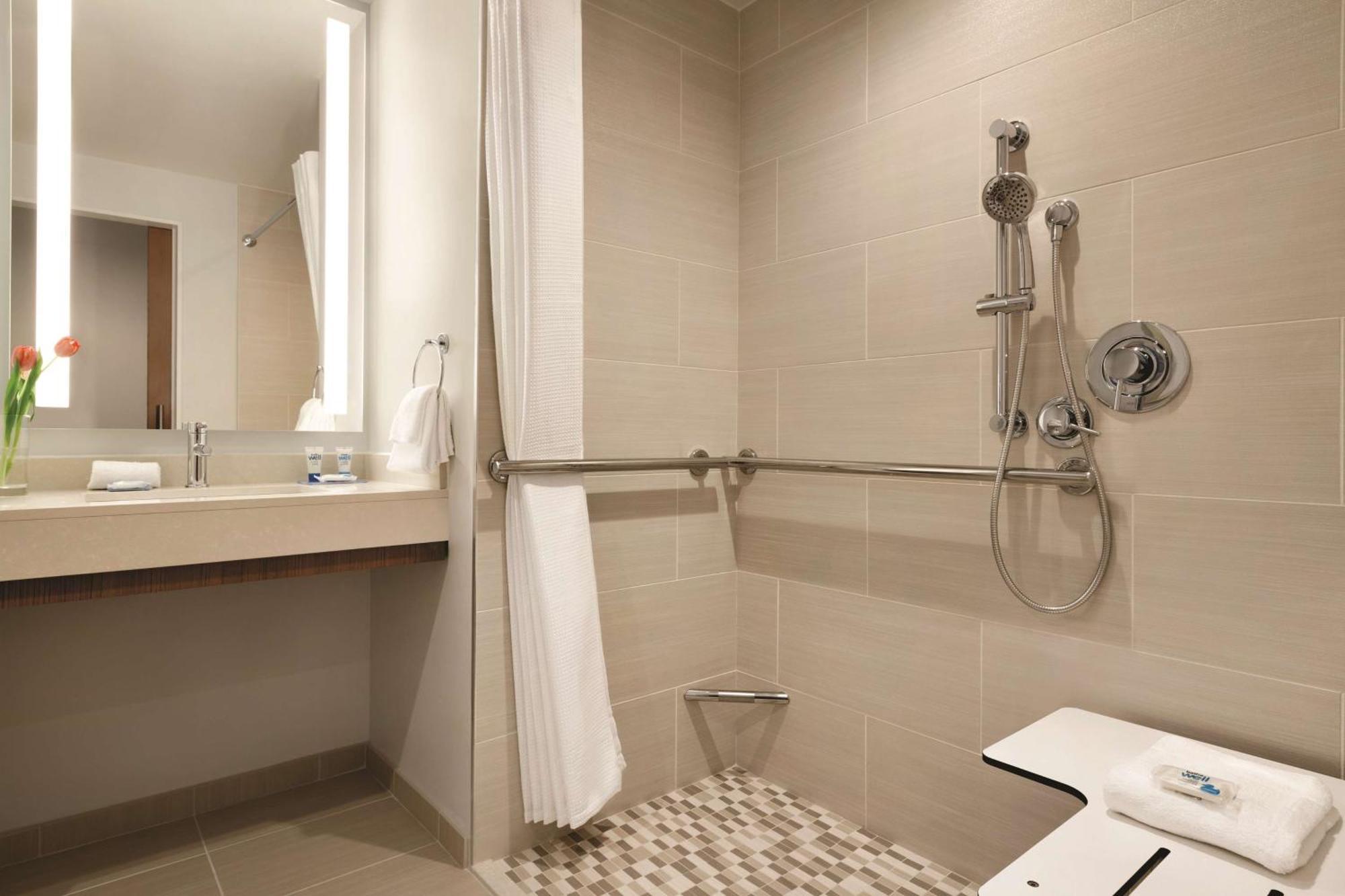 Oceanfront Studio Two Queen Beds Sofa Bed Roll Shower Disability Access