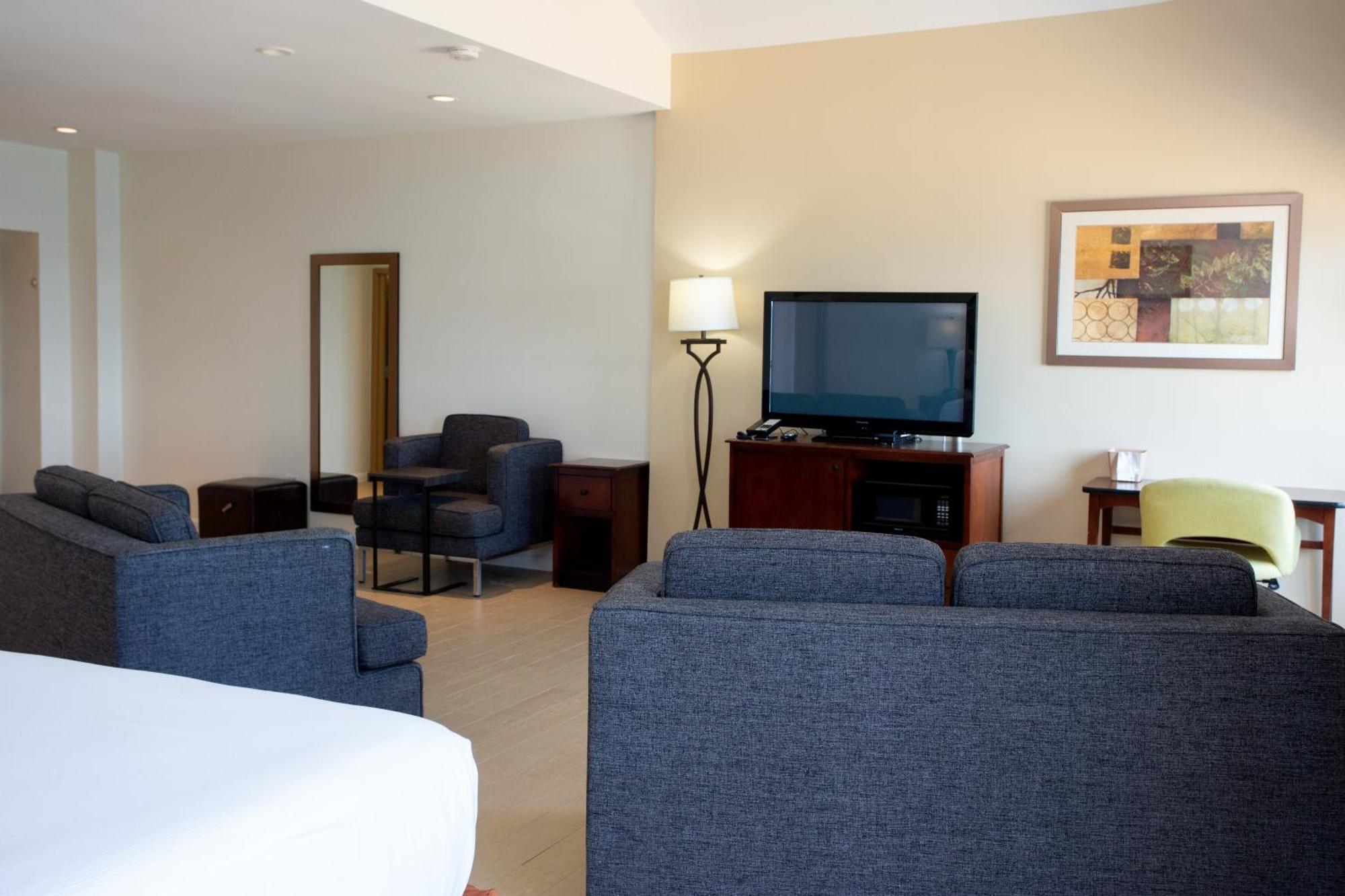 King Suite Non-Smoking Oceanfront