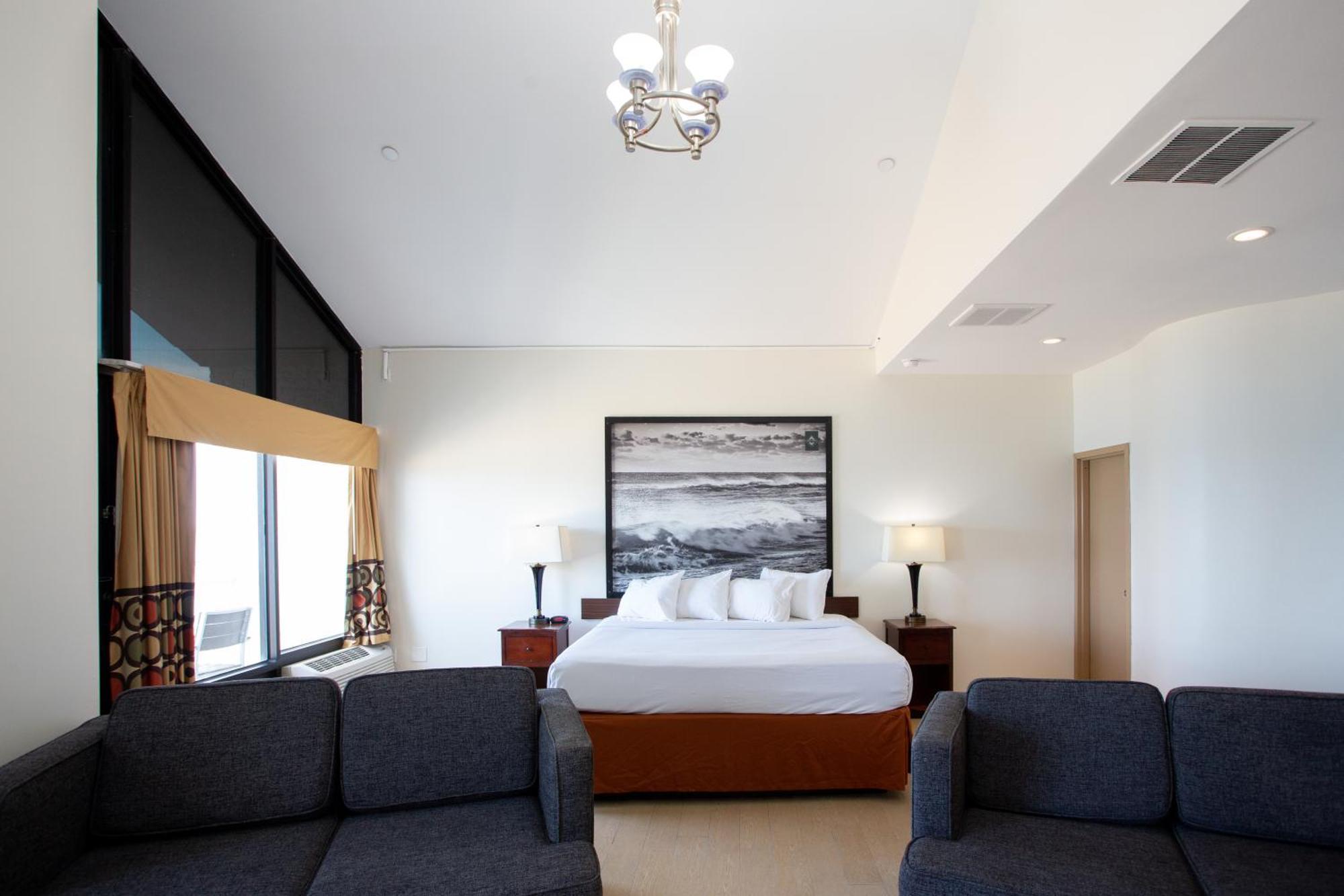 King Suite Non-Smoking Oceanfront