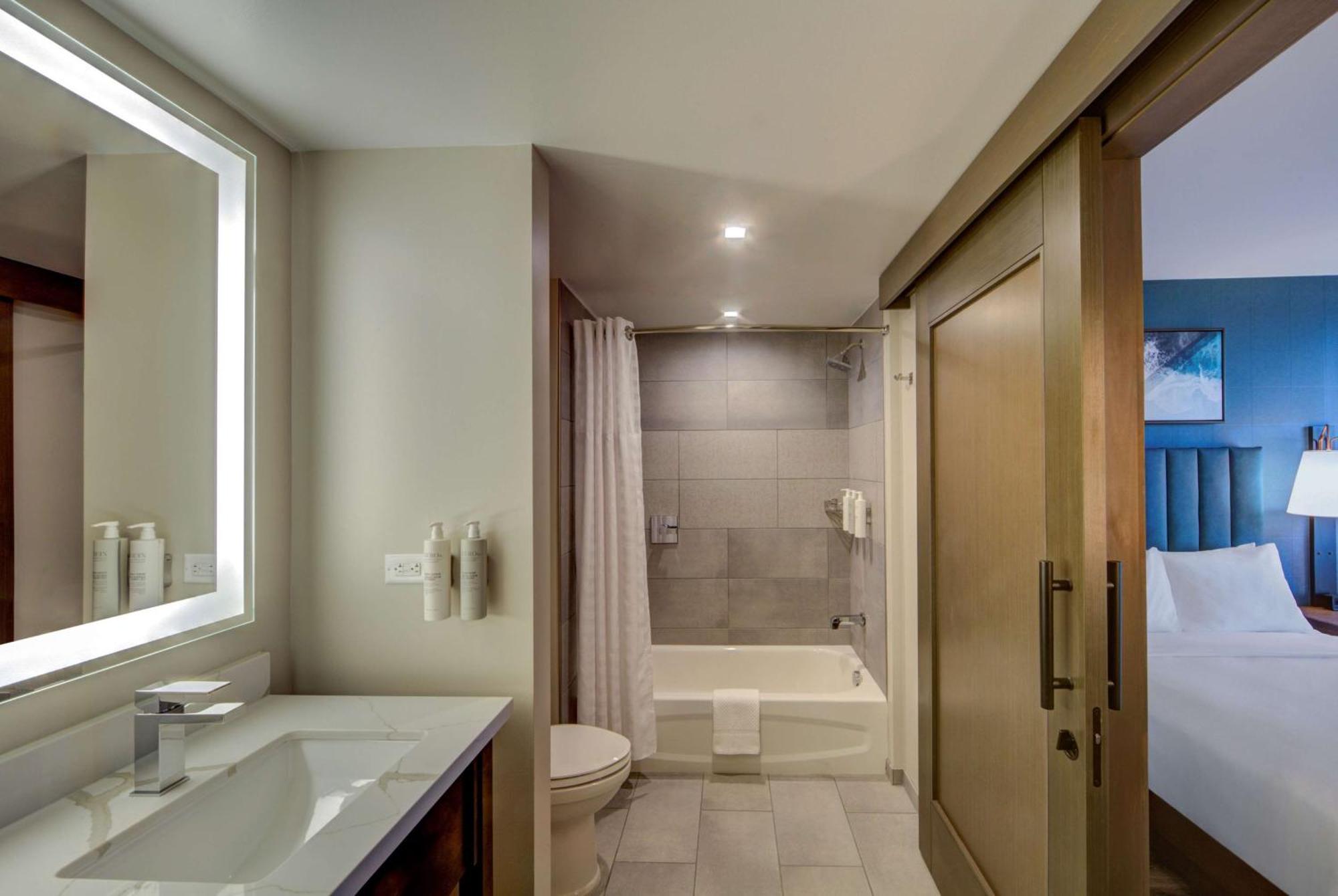 Studio Suite King with Hearing Access - Oceanfront