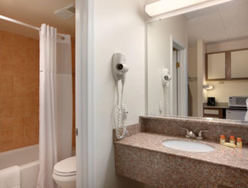 Queen Room with Balcony and Partial Ocean View - Non-Smoking